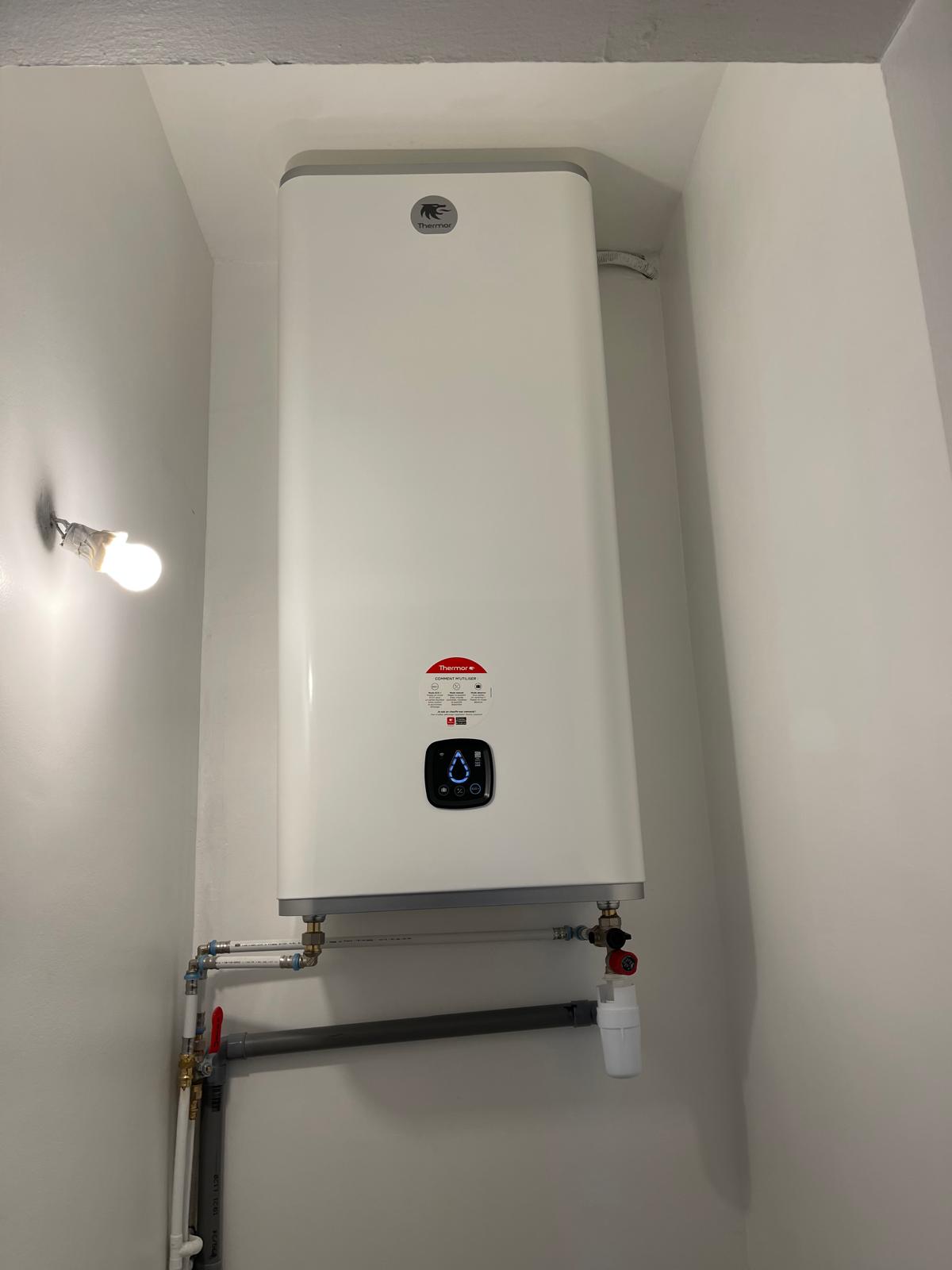 Ballon d'eau chaude électrique Thermor installé au mur