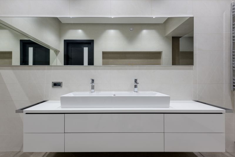Meuble vasque et lavabo de salle de bain moderne